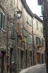 Una via del centro medievale di Abbadia San Salvatore, il borgo si trova sui fianchi del monte Amiata in Toscana - © Claudio Giovanni Colombo / Shutterstock.com