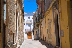 Una tipica via del centro storico di San Severo, Puglia - La bellezza del centro storico di San Severo, bellissimo comune pugliese sito nella provincia di Foggia, ha valso alla città ...