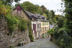 Un via ciottolata a Dinan, Bretagna, nel nord-ovest della Francia. Il borgo medievale sul fiume Rance si trova 35 km a sud di Saint-Malo, sul Canale dell Manica - foto © lrafael / Shutterstock.com ...
