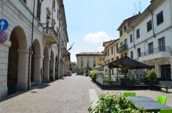 Una via del centro stroico di Galliate in Provincia di Novara, Piemonte