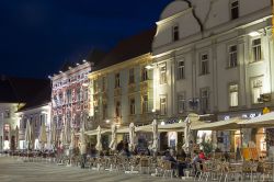 Una via del centro storico di Leoben, Austria, fotografata di notte. Leoben è l'importante sede di un centro industriale e di una ex zona mineraria - © Ververidis Vasilis / Shutterstock.com ...