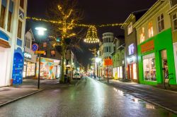 Una via del centro storico di Reykjavik decorata di notte da illuminazioni natalizie (Islanda) - © JohnKruger / Shutterstock.com