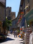 Carcassonne, Linguadoca-Rossiglione, Francia meridionale: espugnata la fortezza, varcate le mura di cinta, si scopre il cuore allegro e accogliente di questo borgo ricco di tradizione. Per le ...