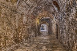 Via delle Volte nel centro storico di Colle di Val d'Elsa, Toscana. Questo strada coperta lunga 100 metri è uno dei luoghi più caratteristici della struttura urbana della città ...