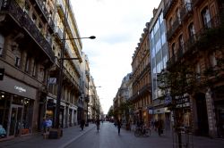 La centralissima rue d'Alsace Lorraine, alle spalle del Capitole, è la via dello shopping per eccellenza della città di Tolosa (Toulouse).