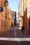 Via Garibaldi a Olbia, nel pomeriggio, Sardegna. Siamo in una delle tipiche stradine della città - © Andrisk / Shutterstock.com