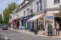 Via General de Gaulle nel centro storico di Rambouillet, Francia, con negozi e gente a passeggio - © Kiev.Victor / Shutterstock.com