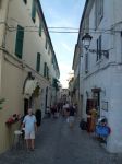 Via Italia direzione porta medievale a Sirolo ...