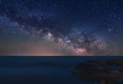 La Via Lattea sopra una spiaggia dell'isola di Tabarca, Spagna.


