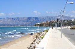 Via Marina a Balestrate e la bella spiaggia sul Mar Tirreno, Scicilia settentrionale