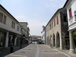 Via Martiri della Libertà in centro a Zero Branco in provincia di Treviso, Veneto - © Threecharlie, CC BY-SA 4.0, Wikipedia