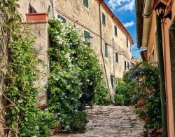 Via nel centro storico di Marciana in Toscana - © Antonio S / Shutterstock.com