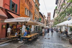 Via Orefici in centro a Bologna e la Torre dell'Arengo sullo sfondo. - © Sergiy Palamarchuk / Shutterstock.com