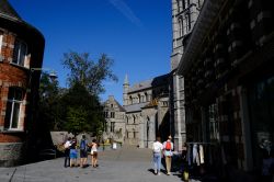 Via pedonale nei pressi della piazza centrale di Tournai, Belgio, con gente a passeggio - © Alexandros Michailidis / Shutterstock.com