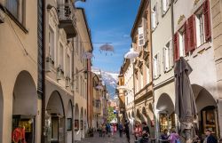 Via porticata nel centro storico di Merano in ...