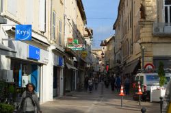 La via principale nel centro storico di Carpentras, Provenza, Francia.
