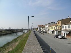 Via Roma sulla sponda sinistra del Bacchiglione a Pontelongo in Veneto  - © Threecharlie, CC BY-SA 4.0, Wikipedia