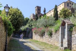 Via Santa Margherita passeggiata nel borgo di Cortona in Toscana