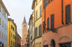 I colori vivaci del centro storico di Parma: ...