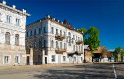 Tutte le vie di Kostroma dipartono a raggiera, come i rami di un ventaglio, dalla principale piazza della città dedicata all'eroe nazionale Ivan Susanin e conosciuta anche come "piazza ...