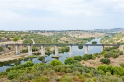 Il viadotto dell'autostrada sopra il fiume Guadiana nei pressi di Serpa, Alentejo, Portogallo.



