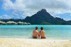 Un viaggio di nozze a Bora Bora (Polinesia Francese) è romantico e avventuroso allo stesso tempo. Le albe e i tramonti sembrano dipinti, e le acque cristalline del Pacifico sono tutte ...