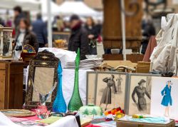 Viale XI Febbraio a Pavia ospita il settimanale Mercato Pavese dell'Antiquariato con prodotti di di alta qualità (Lombardia) - © flus / Shutterstock.com