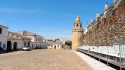 Viana do Alentejo, Portogallo: uno scorcio del castello cinto da mura con torri cilindriche agli angoli - © Joaquin Ossorio Castillo / Shutterstock.com