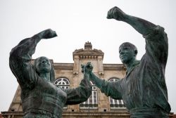 Viana do Castelo: statua di una coppia che balla una danza tradizionale del nord del Portogallo. Si trova nella via principale della cittadina.
 