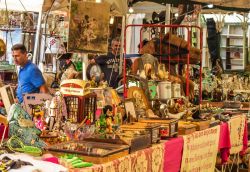 Viareggio, Toscana: bancarelle al Tarlo al Mare, il Mercatino dell'Antiquariato - © iryna1 / Shutterstock.com