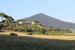 Vicarello e Rocca Romana vicino a Bracciano (Lazio) Di Tulumnes - Opera propria, CC BY-SA 4.0, Collegamento