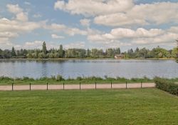 Vichy, Francia: panorama di parco e fiume. Fin dall'antichità la presenza di sorgenti termali favori l'insediamento di popolazioni galliche, in seguito assoggettate dai romani.
 ...