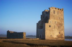 Vicino a Ballylongford si trova il Carrigafoyle Castle costruito nel 1490 rimane relativamente in buone condizioni