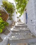  Vicoletto nel centro di un borgo sull'isola di Tino, Grecia.

