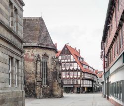 Vicoli di Hameln, Germania. Hanno un fascino sobrio e discreto i vicoli cittadini del centro storico dove si possono trovare negozi e botteghe di prodotti artigianali - © PRILL / Shutterstock.com ...