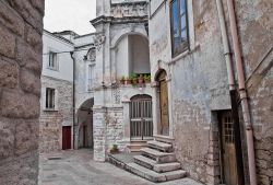 Un vicolo nel centro storico di Andria, capoluogo della provincia di Barletta-Andria-Trani, in Puglia.
