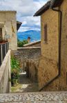 Un vicolo del centro storico di Montefalco, Umbria. Sullo sfondo lo splendido panorama sulle vallate di Spoleto e Perugia. Dal 1568 Montefalco è nota come "Ringhiera dell'Umbria".
 ...