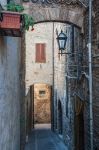 Un vicolo fra palazzi in pietra nel cuore di Montefalco, provincia di Perugia, Umbria. Fra i borghi più affascinanti da visitare in Umbria, Montefalco è la meta ideale per chi ...