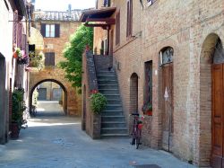 Vicolo nel centro di Buonconvento, Toscana.
