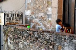 Taxco, i vicoli: non c'è niente di meglio che "perdersi" nelle stradine che si arrampicano su per la montagna dove sorge Taxco, cittadina coloniale famosa per la sua produzione ...