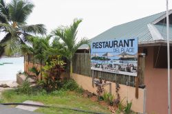 Victoria (isola di Mahé), un ristorante lungo Port Launay road nei pressi della chiesa dei santi Pietro e Paolo - © Authentic travel / Shutterstock.com