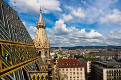 Vienna in estate come è vista dalla torre dello Stephansdom, il Duomo della capitale dell'Austria - © Denis Babenko / shutterstock.com