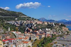 La città di Vietri sul Mare nella Costa di Amalfi, Campania, Italia. Vietri si trova all'ingresso settentrionale di Salerno: il centro si estende a ridosso della costa e alle sue ...