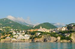 Vietri sul Mare vista da una barca, Campania, Italia. Questo Comune balnerare conserva la tradizionale architettura dei paesi della Costiera Amalfitana.

