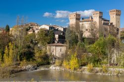 Vignola e il suo castello in Emilia-Romagna. Situata nella provincia di Modena, la città è famosa per la produzione delle ciliegie, i famosi duroni