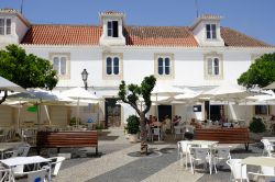 Vila Real de Santo Antonio, Portogallo: un ristorante con tavoli e sedie nel centro della città dell'Algarve - © Richard Hayman / Shutterstock.com