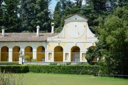 Villa Barbaro venne disegnata da Andrea Palladio architect nel 1560. la potete ammirare nel comune di Maser, vicino a Torino - © NG8 / Shutterstock.com