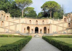 Villa Bettoni sul lago di Garda a Gargnano, Lombardia, Italia. Si trova in frazione Bogliaco questa bella costruzione settecentesca. Durante la seconda guerra mondiale fu prima occupata dalle ...