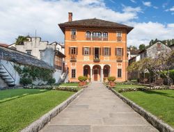 Villa Bossi, l'edificio municipale di Orta San Giulio, Piemonte, Italia. L'edificio a tre piani sorge sui resti di una preesistente costruzione medievale di cui si conservano i paramenti ...