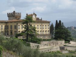 La Villa di Torre a Cona, si trova nei dintorni di San Donato in Collina, vicino a Firenze - © Triple 8 - Wikipedia